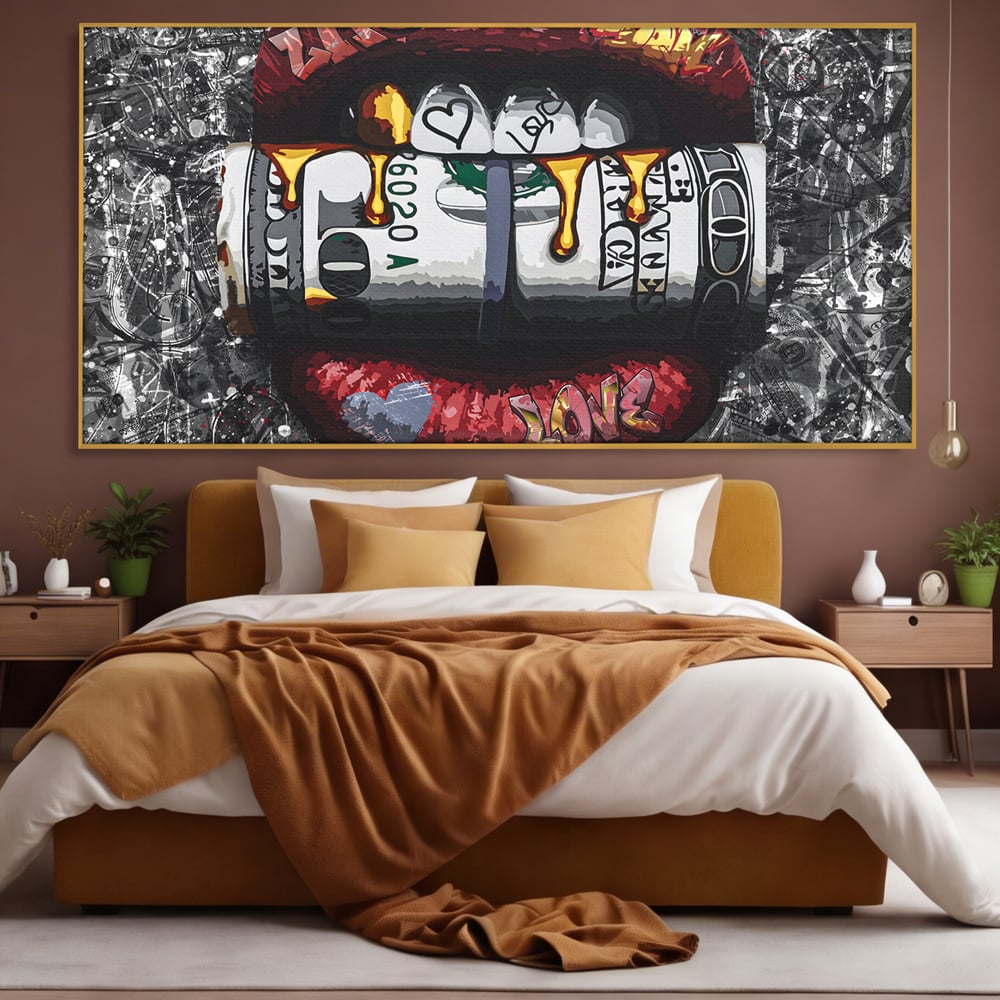 Tablou canvas cu tablou canvas cu buze rosii si dolari, in rama de aluminiu auriu, pe perete intr-un dormitor